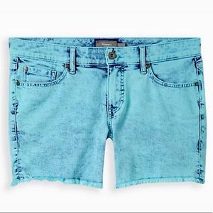NWT TORRID MID RISE MIDI SHORT - VINTAGE STRETCH ACID WASH BLUE